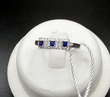 ANELLO TRILOGY IN ORO BIANCO 18 KT. TIT. 750 CON ZAFFIRI E BRILLANTI.