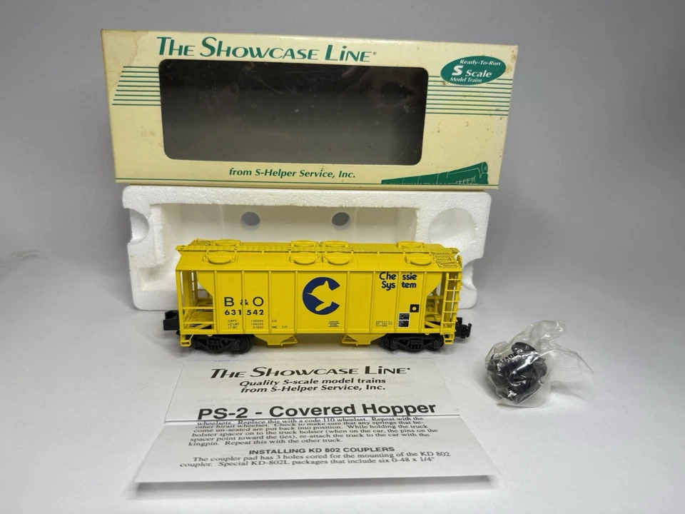 S-Gauge S-Helper 00085 Chessie System Two-Bay Covered Hopper Showcase Line 00085 - Image 4 of 4