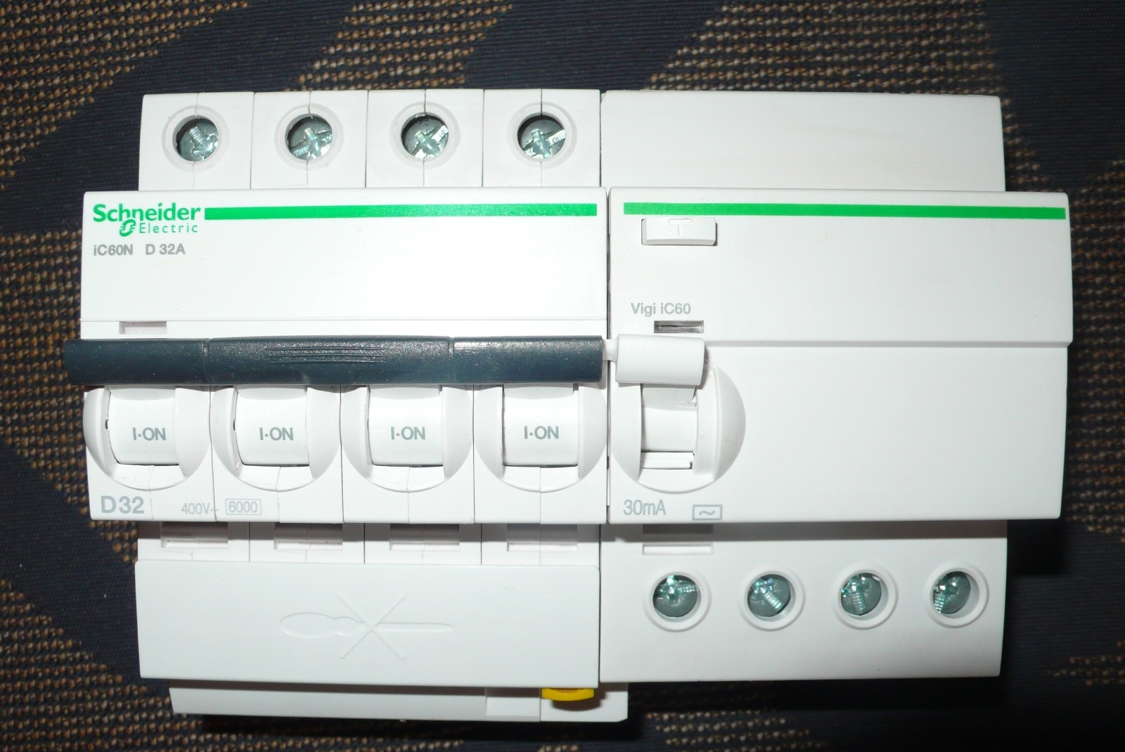 Disjoncteur Schneider A9F75432 robuste avec bloc différentiel A9Q11440 4P