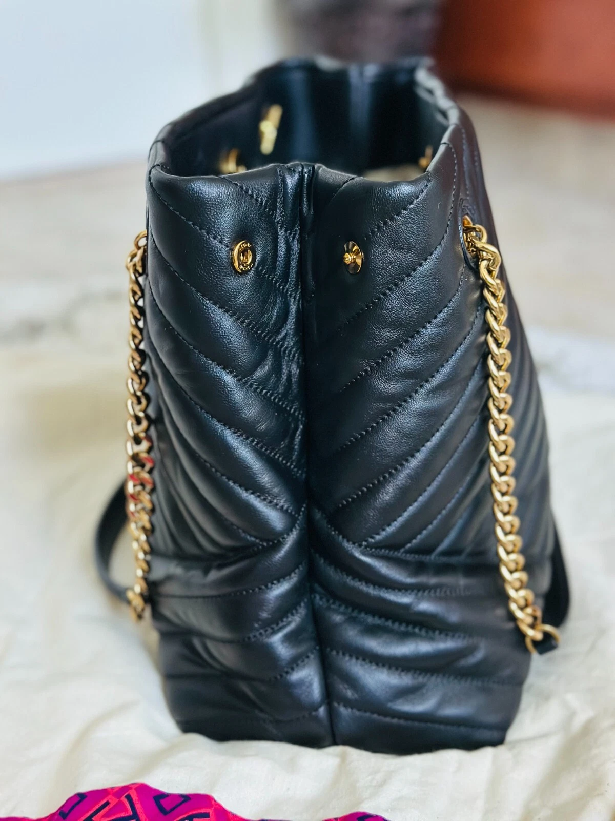 Borsa Tory Burch Kira trapuntata Chevron in pelle nera e ferramenta oro