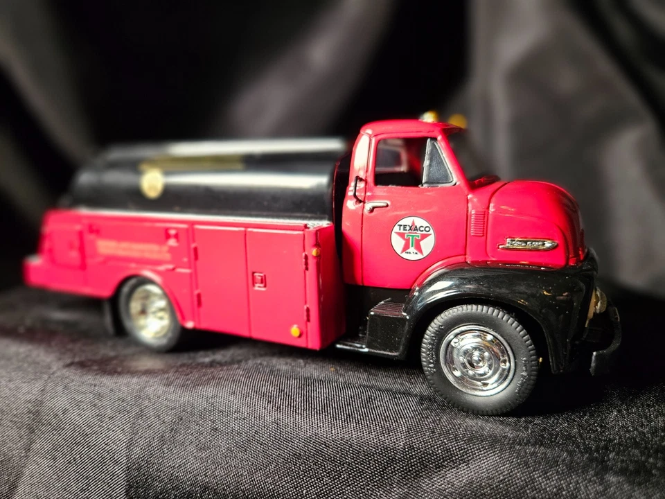Ford C-600 1953 primera marcha con carrocería cisterna Texaco escala 1:34 Inv. #2914 Foto 2 de 4