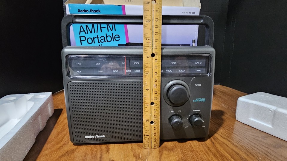 NEW IN BOX Vintage Realistic by Radio Shack AM/FM Portable Radio 12-686 ...