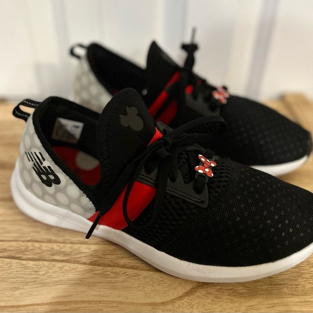 Women’s New balance x Disney shoes. Size 5.5. Great Condition!!!