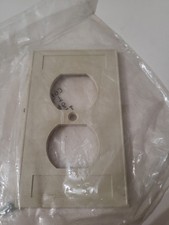 VTG 1-Gang Duplex Outlet Receptacle Cover Plastic Wall Plate Tan Off-White NEW
