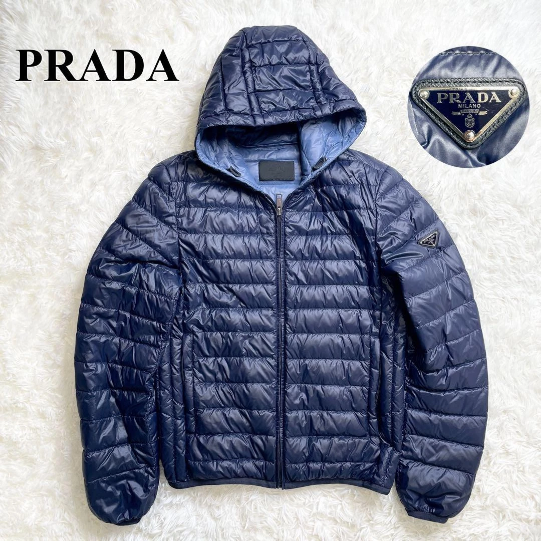 Popolarissimo piumino Prada triangolare logo trapuntato blu navy