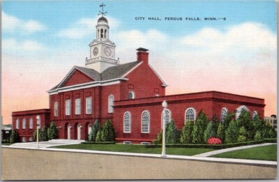 c1940s FERGUS FALLS, Minnesota Postcard ''CITY HALL'' Street View / Kopp Linen