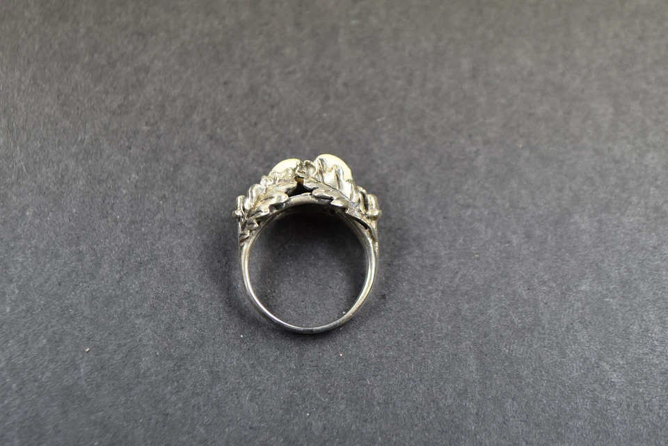 antiker Ring mit 2 Grandeln, eichblattverziert, Silber in RG 54/17,2mm. - Bild 3 von 4