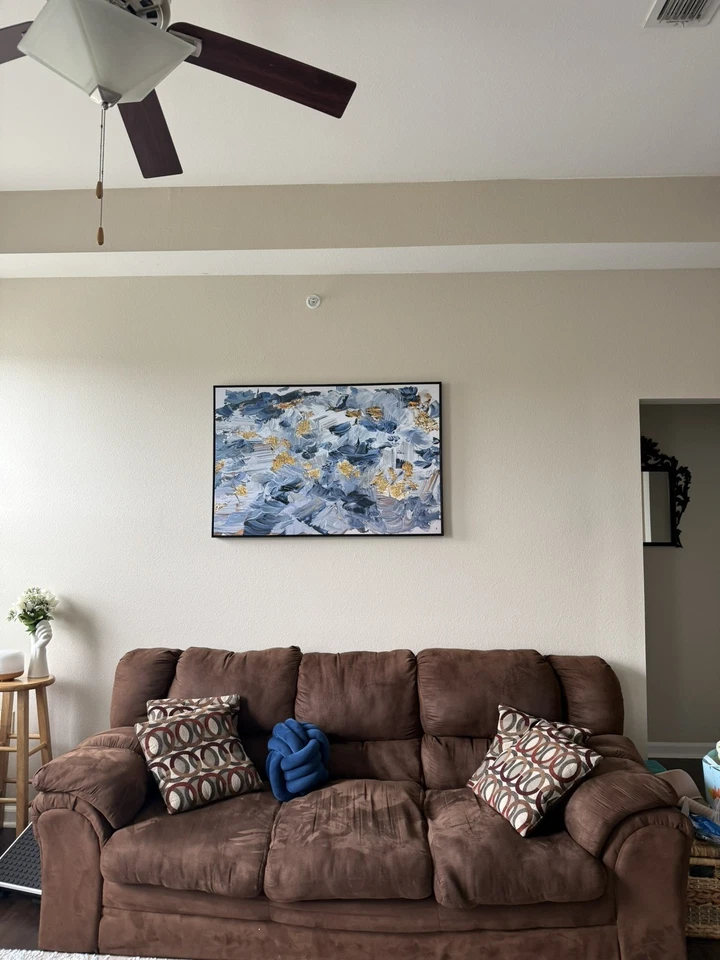 Sofá de gamuza marrón a la venta (color chocolate) con 4 almohadas para salón Foto 3 de 4