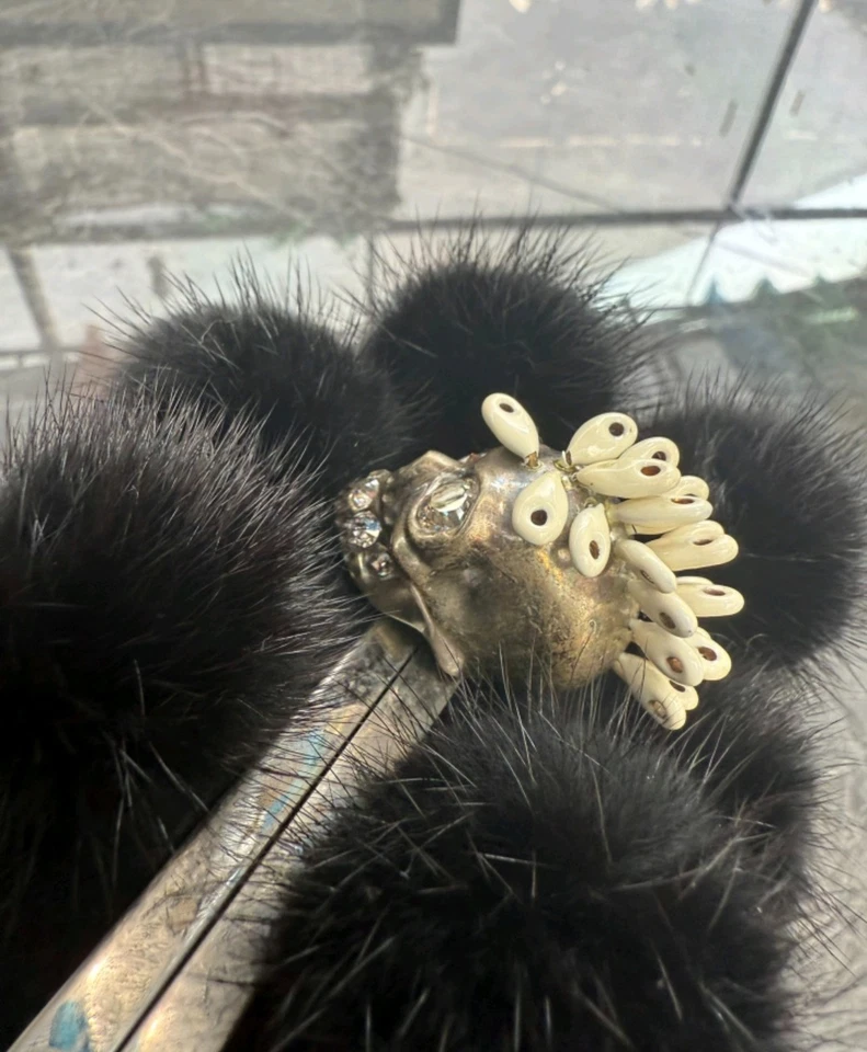 Alexander McQueen замшевые и кожаные меховые помпоны клатч с черепом черные - Изображение 4 из 4