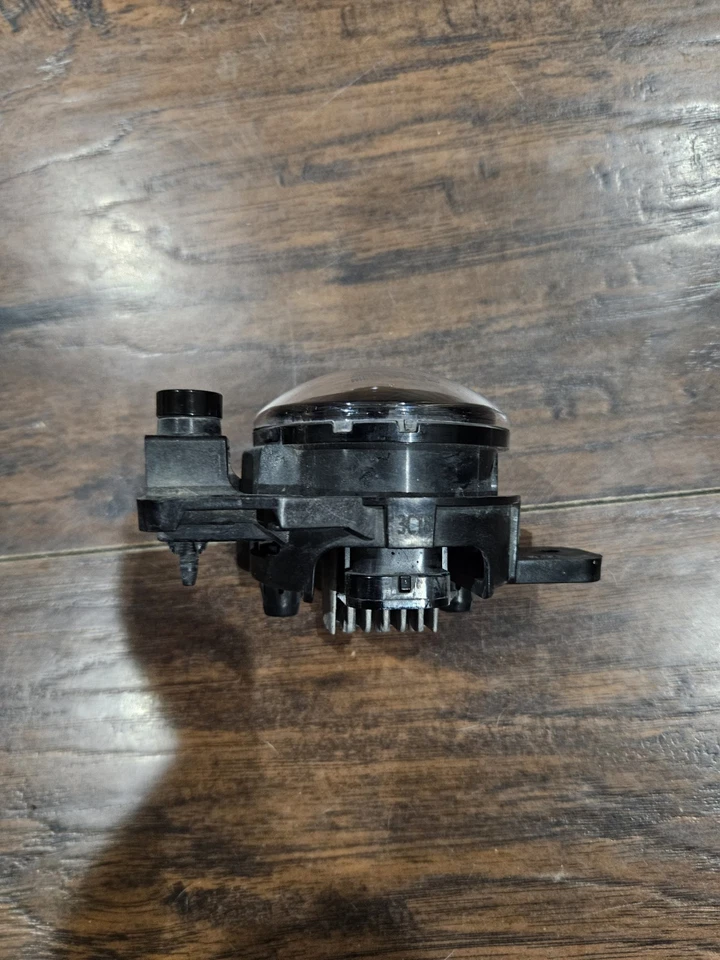 2020-2025 GM OEM RH RIGHT PASSENGER FRONT FOG LAMP 42737708 - Image 3 of 4