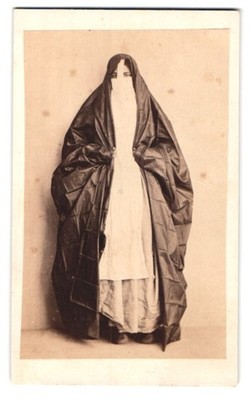 Photograph Wilhelm Hammerschmidt, Berlin, Arab woman in niqab from Malta, full body 