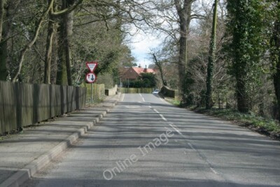 Foto 6x4 Smite Bridge, Colston Bassett Eine schmale Brücke über den Fluss Sm c2010