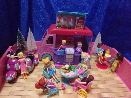 Polly Pocket playset,food truck and outside eating area ,8 dolls dressed ++++++