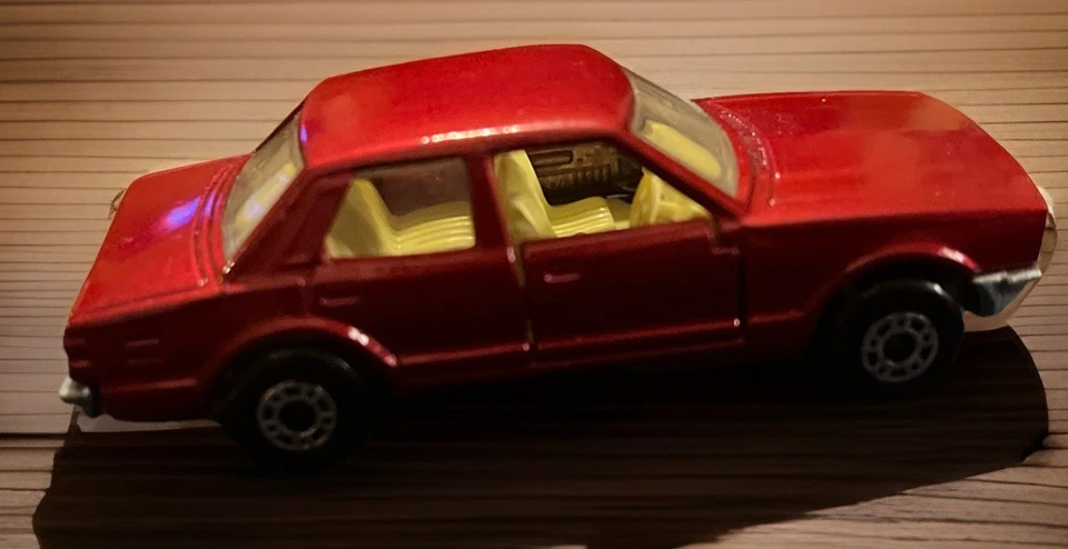 火柴盒 保加利亚福特 Cortina MK IV 糖果红色 — 第 3/4 张图片