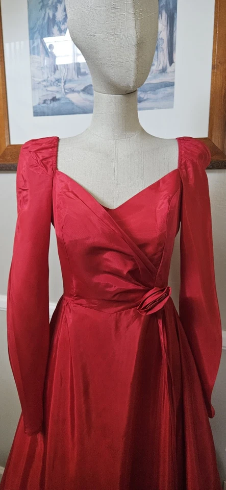 Vestido de graduación vintage de la Cruz Roja de los años 70 con corpiño y volantes. MKD talla 7/8 como en la foto Foto 3 de 4