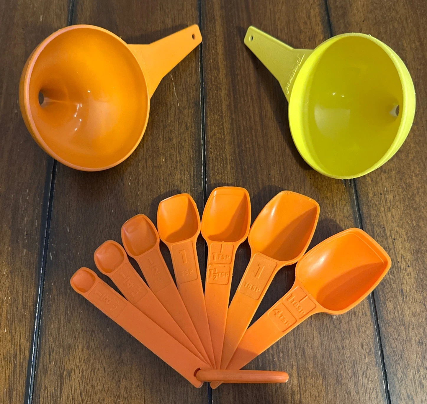 Set Vintage Tupperware Orange Nesting Measuring Spoons With D Ring 7pc + Funnels