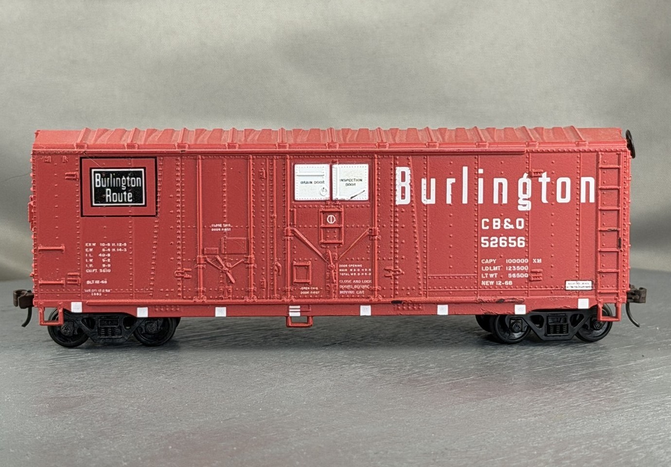 Athearn - Burlington - 40' Grain Loading Box Car+ Wgt # 52656 w/Kadees