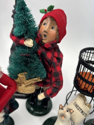 Byers Choice Williamsburg Large Lot Set Town Clock Nanny Carolers Chestnut - Picture 10 of 23
