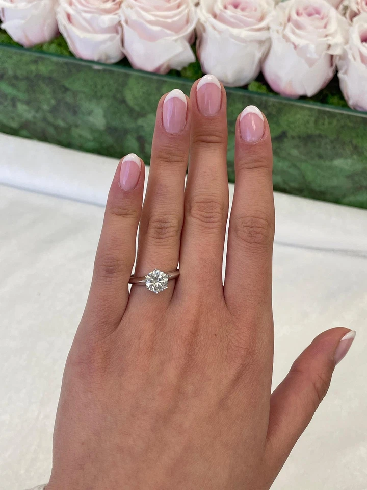 Anillo de compromiso redondo de diamantes brillantes de 1,68 quilates de oro blanco de 18 quilates Foto 2 de 4