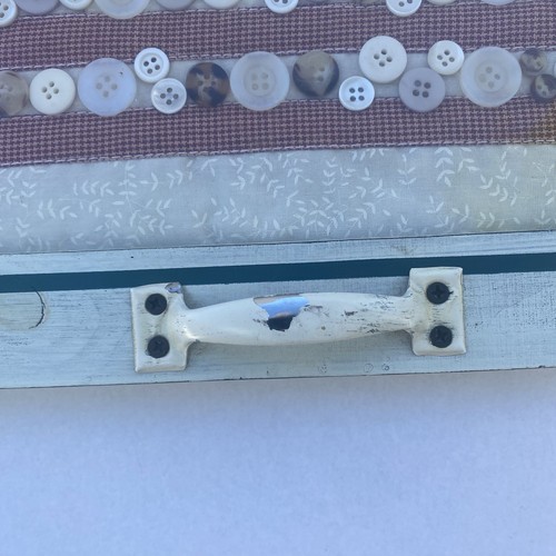 American Flag Folk Art Framed Fabric & Button Stripes Metal Star Window Frame - Picture 4 of 10
