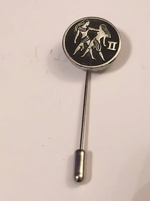 GEMINI Sternzeichen L8 englisches Zinn Motiv auf Krawattennadel Pin Mütze Schal Kragen