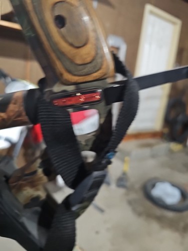 Buckmasters BTR Compound Bow 80lbs - Picture 4 of 9