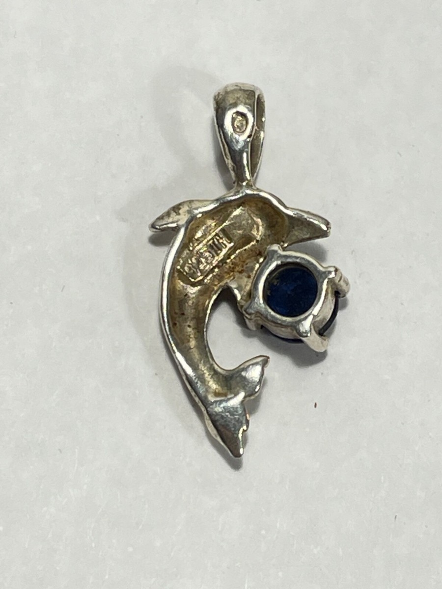 Pendentif Dauphin Ajouré En Métal Doré Avec Pierre Centrale Bleue Foncée - Occasion