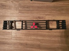 Mitsubishi Galant E10 Kühlergrill mit Neblereinfassungen fog light grill