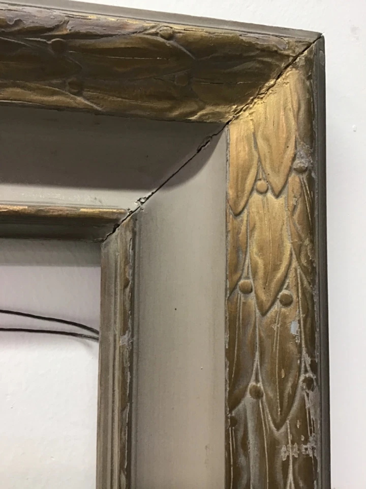 Marco de madera pintado artesanal 26”x23,5”— 18,75”x16,3/8” necesita restauración Foto 2 de 4