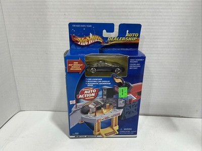 2000 Hot Wheels Auto Dealership PLAYSET w/Black CORVETTE  1:64 Scale Auto Action