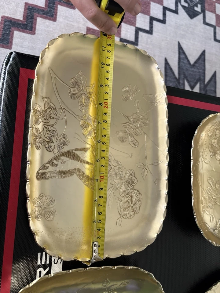 Bandejas para servir Arthur Armour Butterfly Dogwood de aluminio martillado tono dorado Foto 2 de 4