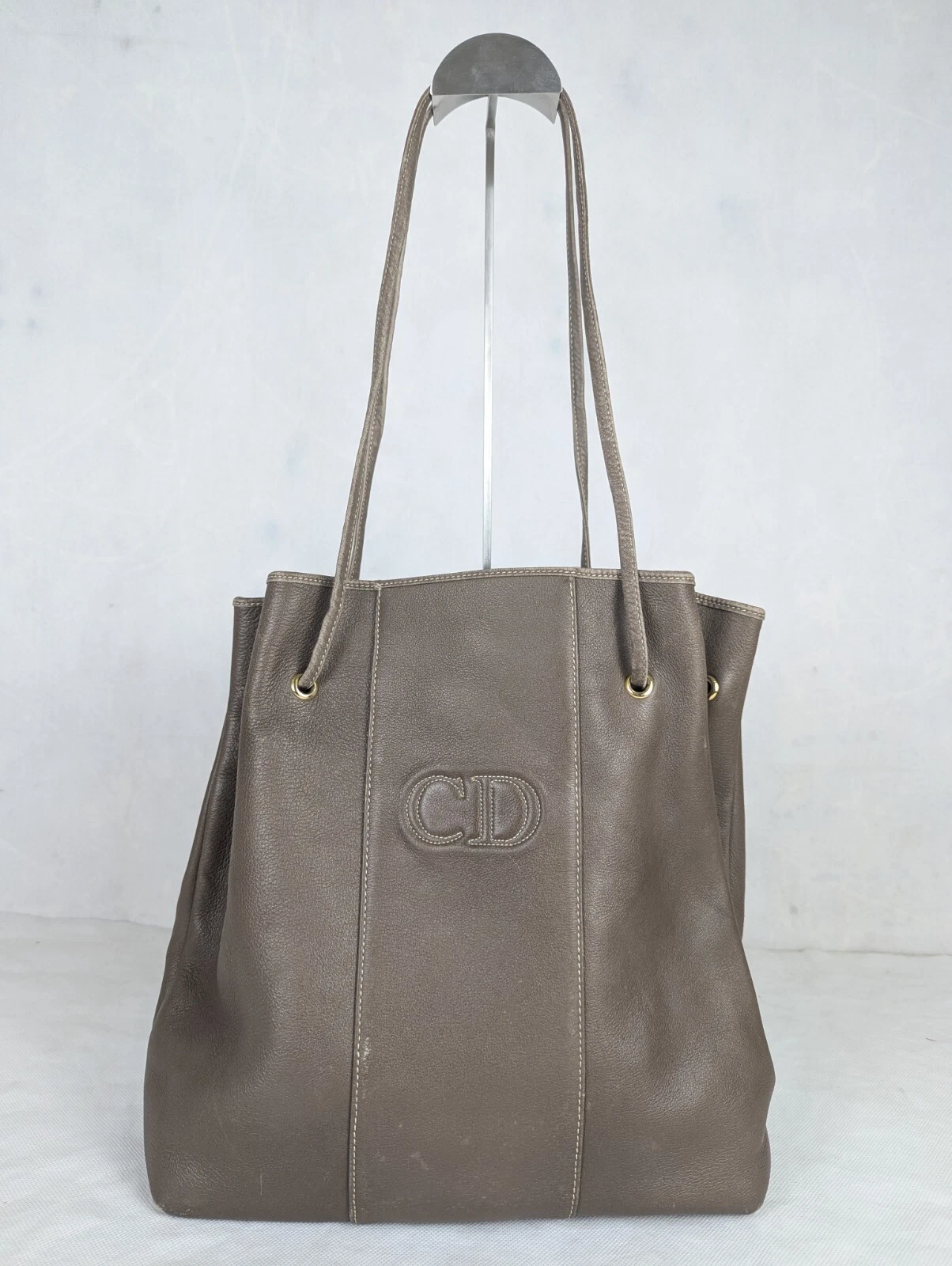 Grand sac à bandoulière Christian Dior logo CD cuir marron fabriqué en France