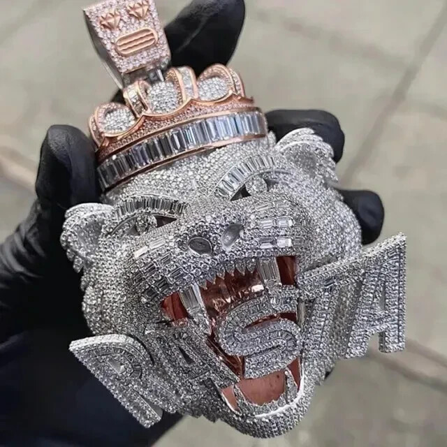 Colgante de plata de ley 925 personalizado de moissanita con pasador de corte baguette de 10 quilates para hombre