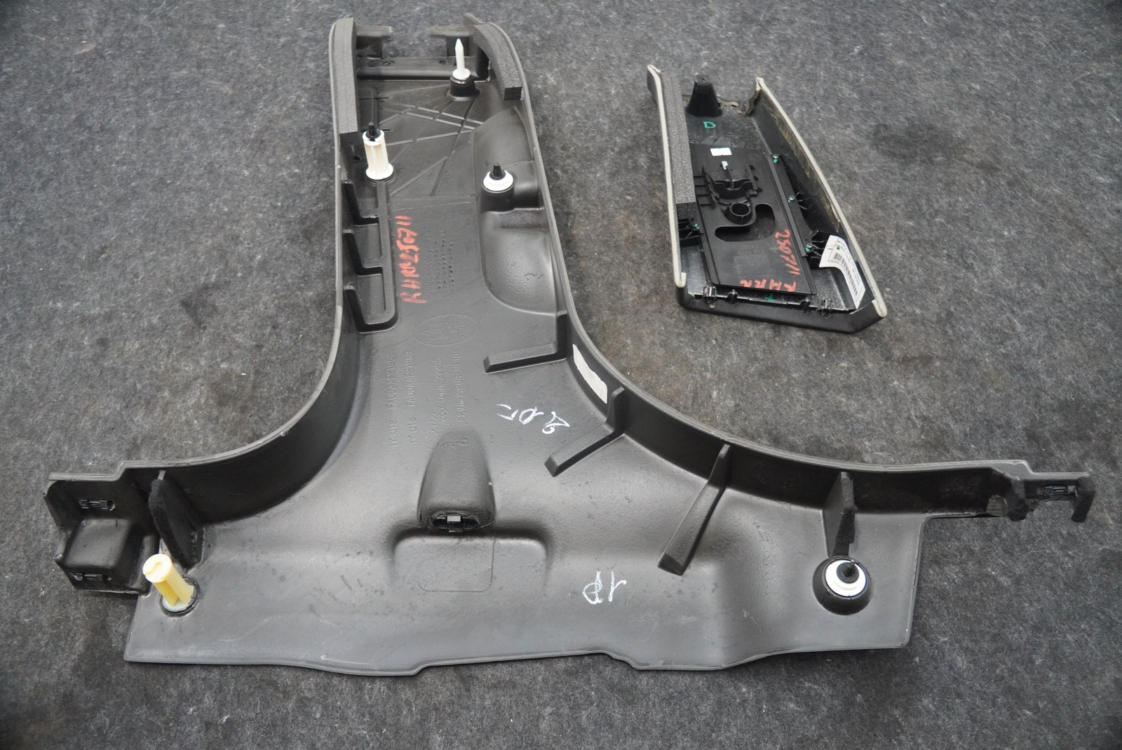 Right B Pillar Center Post Cover Trim Panel 670013368 Maserati Quattroporte M156