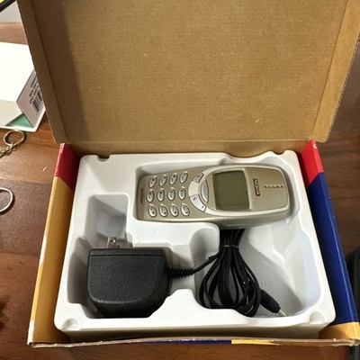 Nokia 3390 T-Mobile Cell Phone with Original Box Powers & Charges-Works