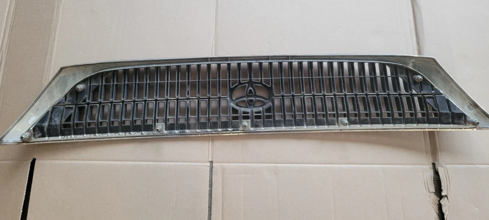 2000 - 2004 TOYOTA AVALON OEM grade central superior com emblema para 2001 - Imagem 2 de 3