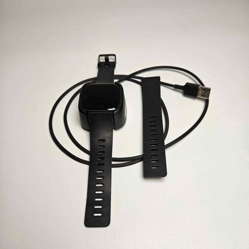 Fitbit Versa Original Smartwatch & Tracker, Size Adjustable - 第 1/4 張圖片