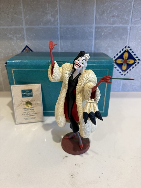 Walt Disney Classics Cruella De Vil “Anita, Daahling” Dalmatians WDCC w/ box COA