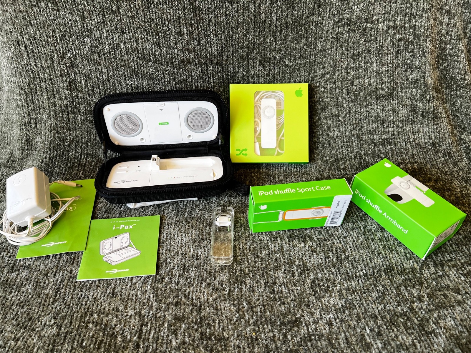 Bundle: 512 MB iPod Shuffle + Apple Sport Case + Apple Armband + i-Pax Speakers