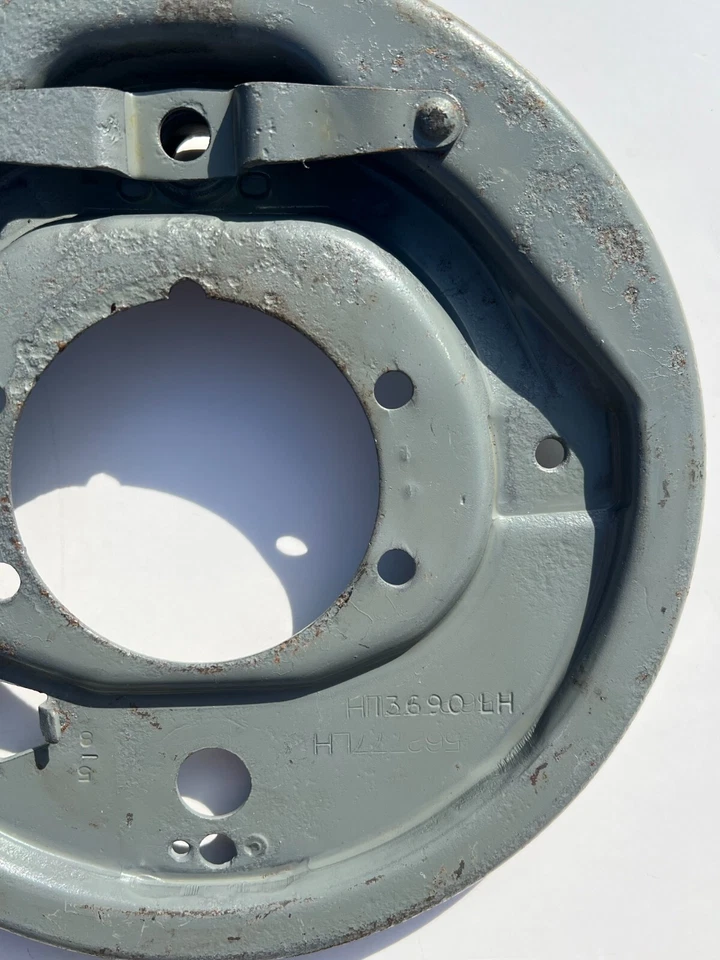 Placa de respaldo de freno trasero lado del conductor izquierdo Saab Sonett Saab 96 Foto 3 de 4