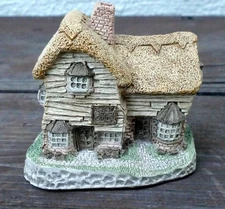 David Winter Cottages Village Shop Hand Painted Figurine Made in England