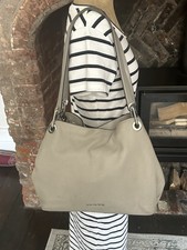 una borsa a tracolla Michael Kors Raven grande in pelle con ciottoli 69024