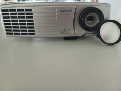 Toshiba TDP-9 Beamer 1024x768 Auflösung 2000 Lumen (Gebraucht)