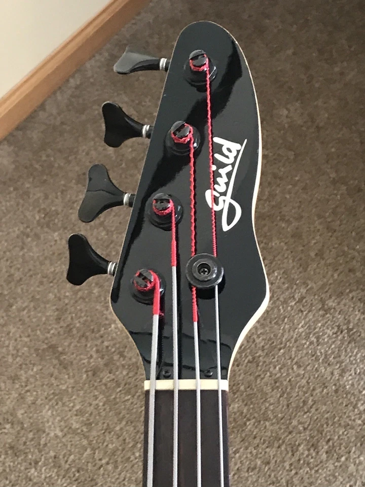 Bajo Guild Pilot 1986 con pastillas activas EMG gran sonido, hermosa ráfaga azul Foto 3 de 4