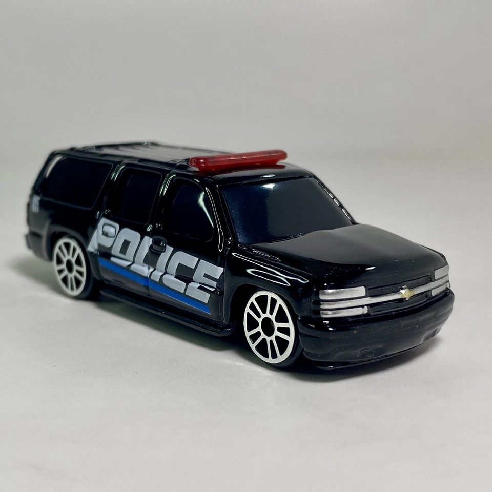 Maisto 2001 Chevrolet Suburban Black 1:64 Diecast Diorama Model Police Car - Image 4 of 4
