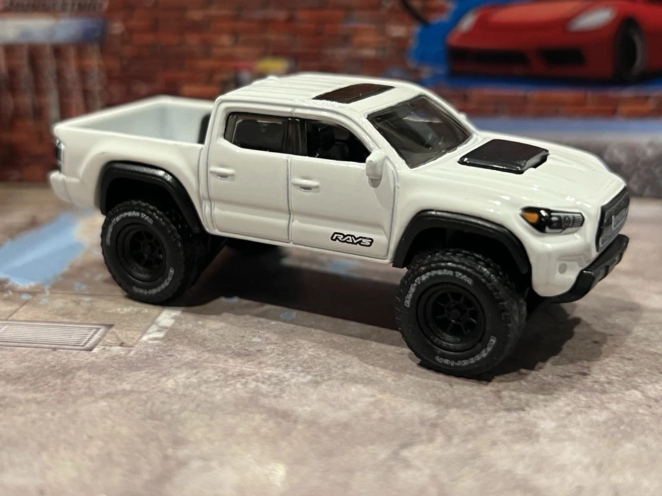 2023 Hot Wheels '20 Toyota Tacoma (branco) Off-Road TRD pilotos reais trocados 4x4 - Imagem 3 de 4