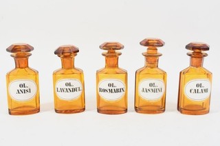 O72K54 5 Glas Apothekergefäße mit Stopfen ua Ol. Jasmini um 1900