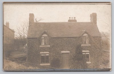 RPPC Malerisches Ivy Covered Cottage, unbekannte ländliche Szene, um 1920