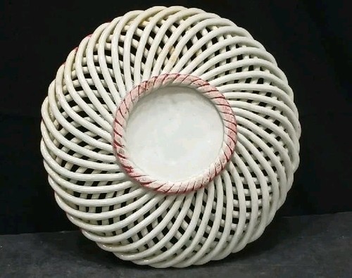 Vintage Spain Woven Lattice Decorative Red, Green Rose Pattern 7" Wide Plate - Picture 5 of 5