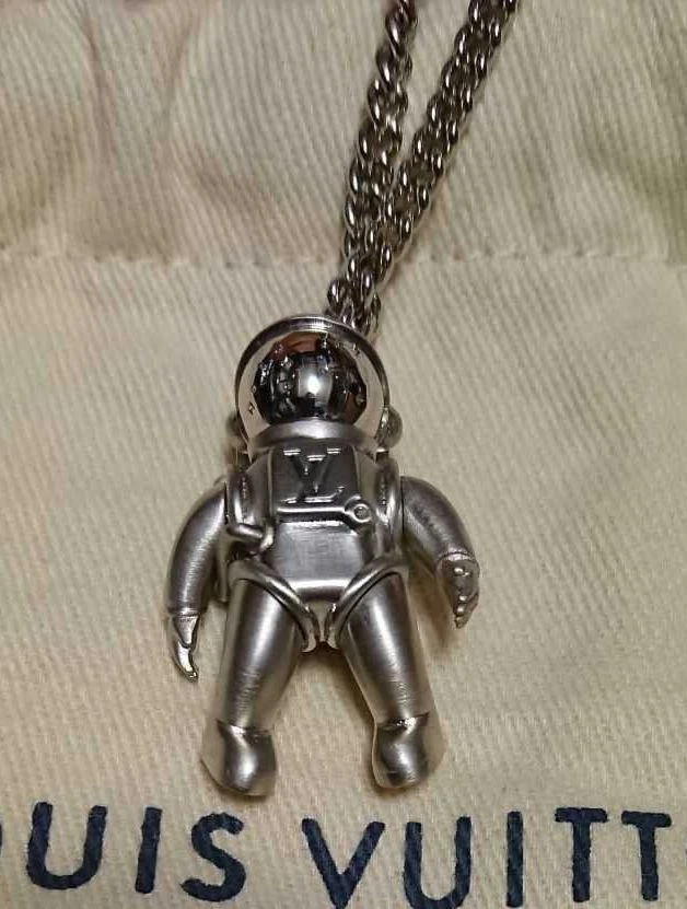 Louis vuitton on sale spaceman necklace